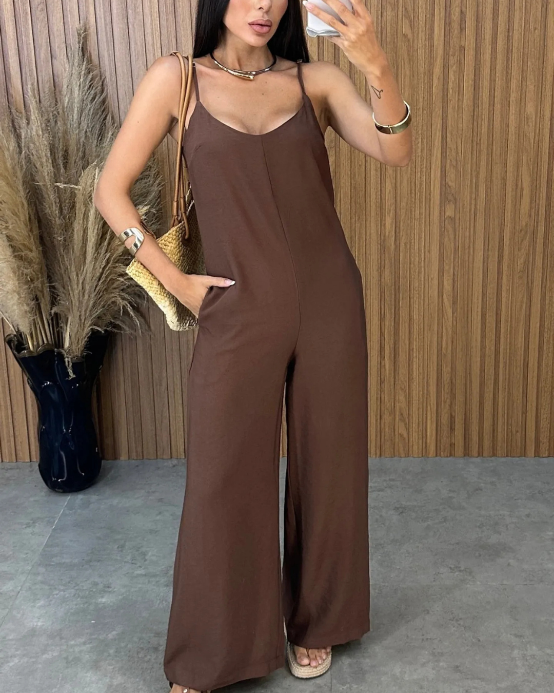 Macacão feminino com decote em V e alças elásticas