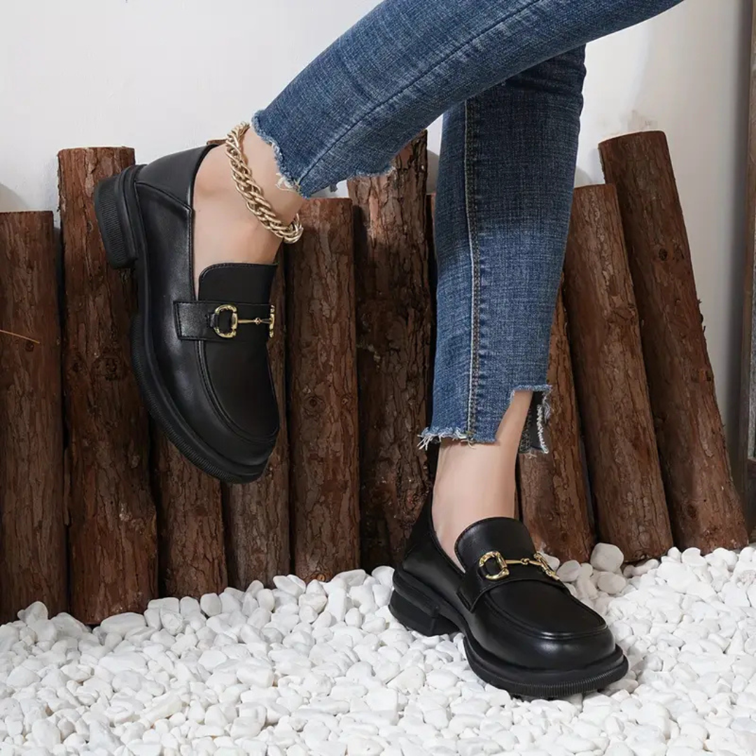 Mocassins de Couro para Mulher com Pormenores de Fivela Dourada