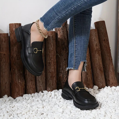 Mocassins de Couro para Mulher com Pormenores de Fivela Dourada