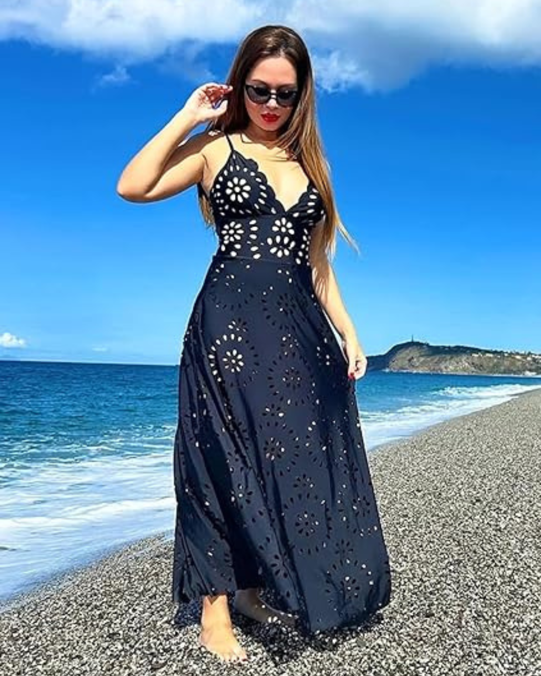 Fato de banho de uma só peça e saia com desenho floral vazado