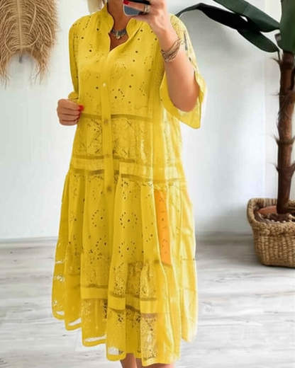 Vestido de renda com mangas e botões frontais