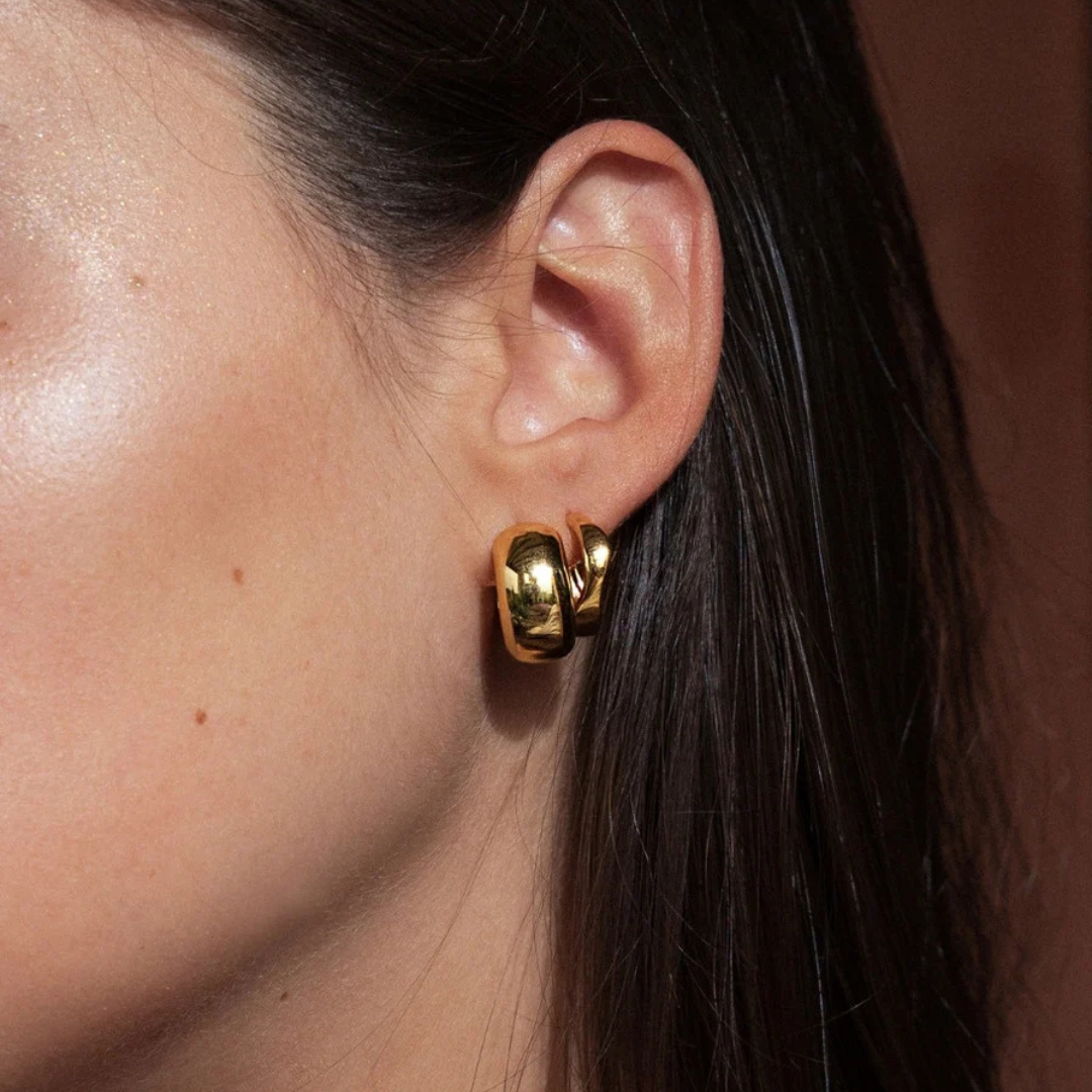 Brincos de argola grossa com acabamento brilhante