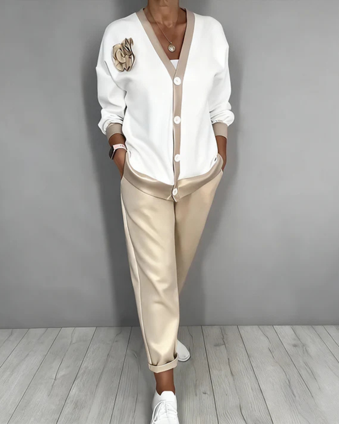 Conjunto elegante de camisa e calças de corte descontraído para mulher