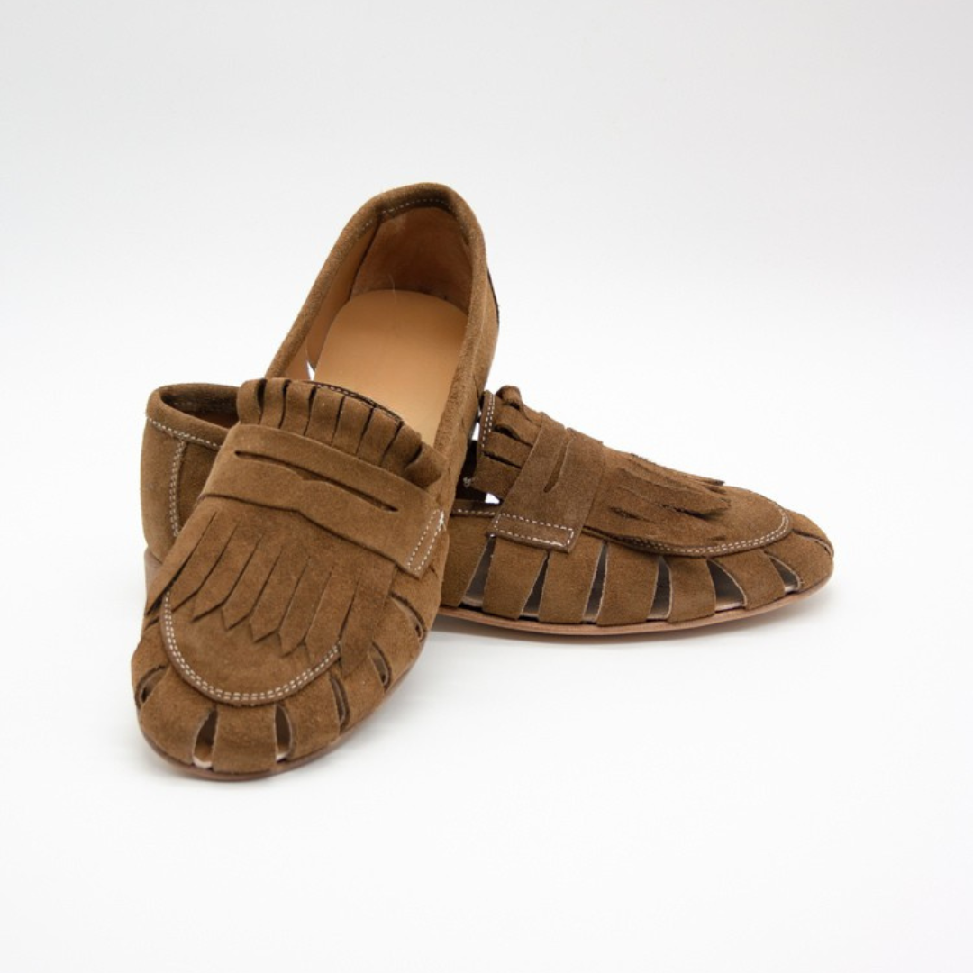 Mocassim com Acabamento em Veludo e Pormenores de Franjas com Sola de Couro para Mulher