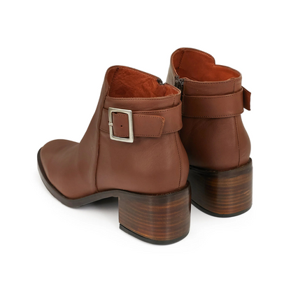 Botas femininas com salto e detalhe de fivela