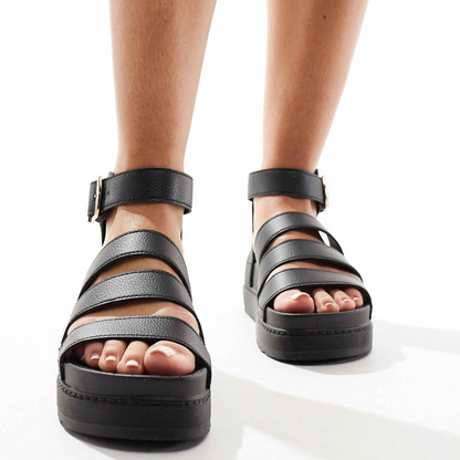 Sandálias pretas com tiras largas e plataforma para mulher