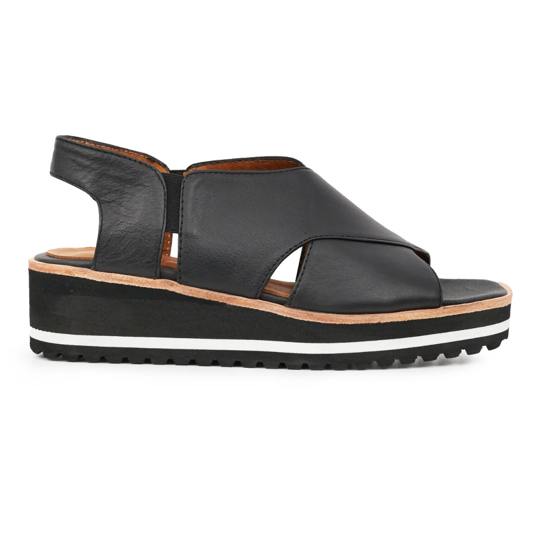 Sandália com ajuste elástico e sola ergonómica grossa