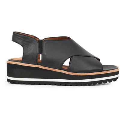 Sandália com ajuste elástico e sola ergonómica grossa