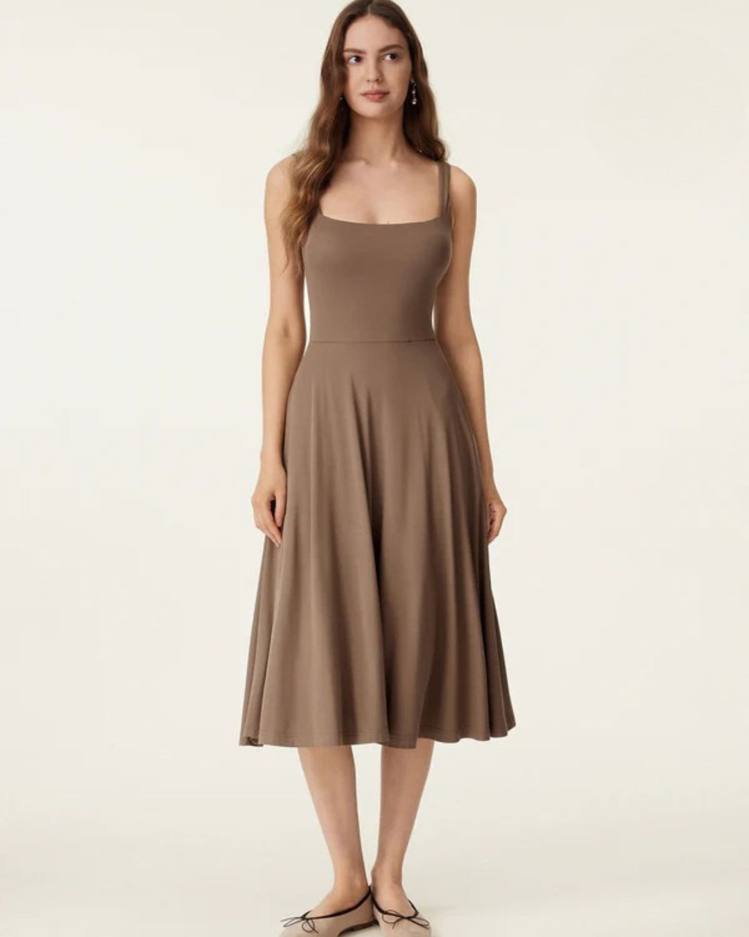 Vestido de corte fluido e arejado com decote quadrado