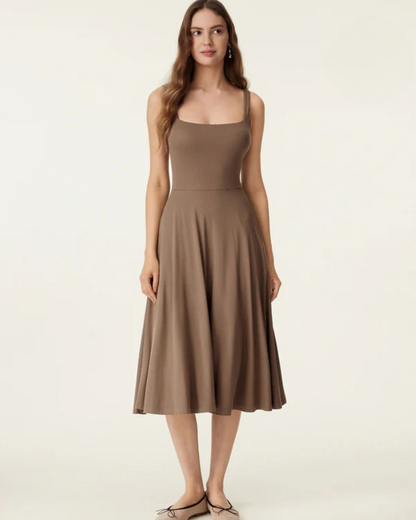 Vestido de corte fluido e arejado com decote quadrado