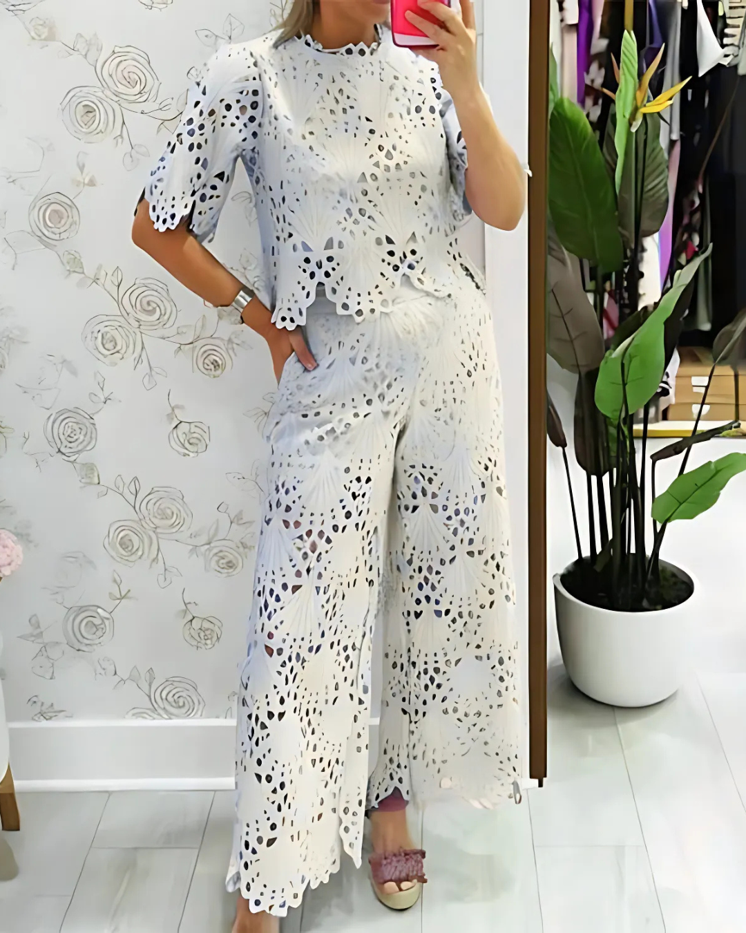 Conjunto de duas peças com camisa de manga curta e calças largas para mulher