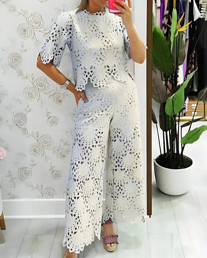 Conjunto de duas peças com camisa de manga curta e calças largas para mulher