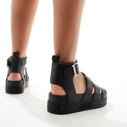 Sandálias pretas com tiras largas e plataforma para mulher