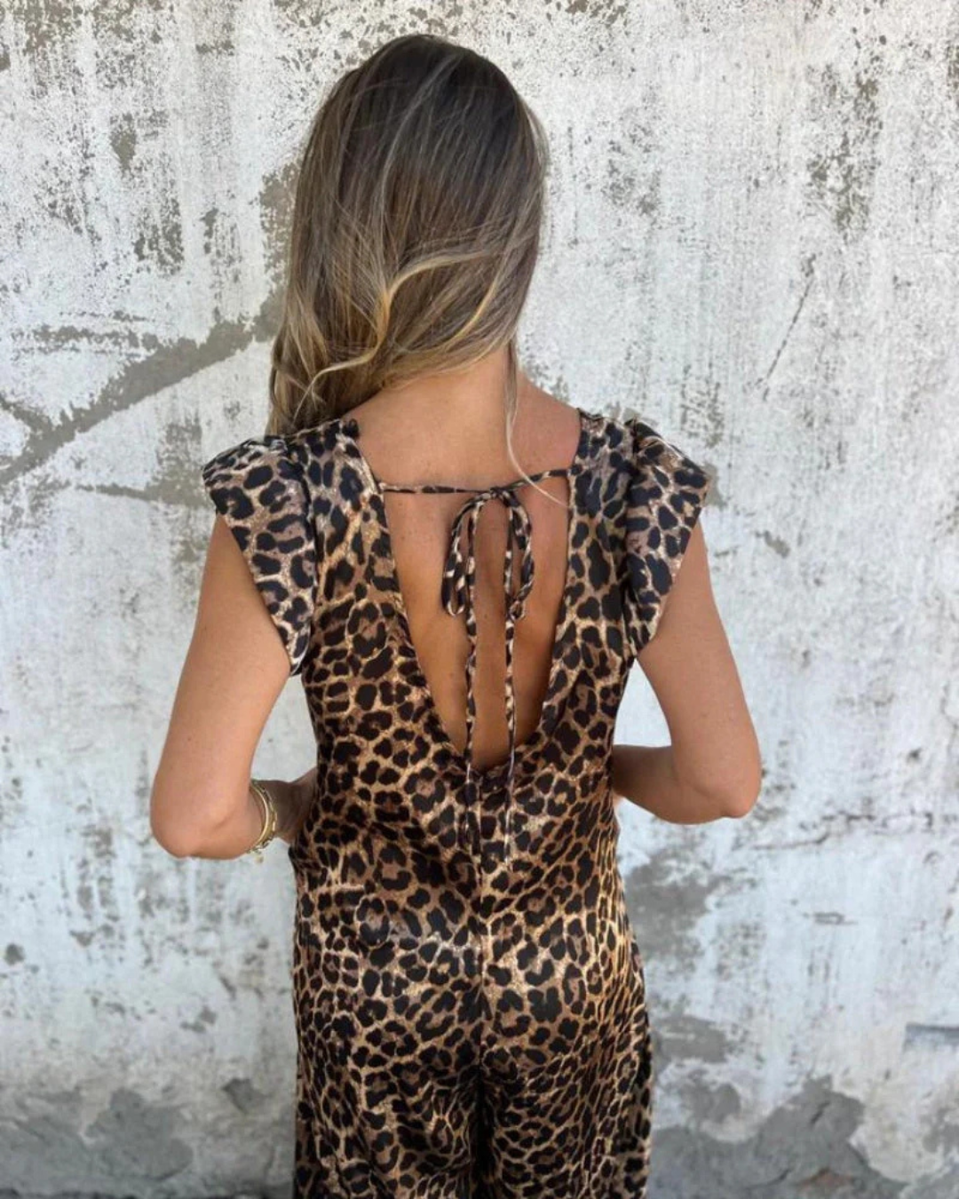 Macacão feminino com decote em V e estampa de leopardo