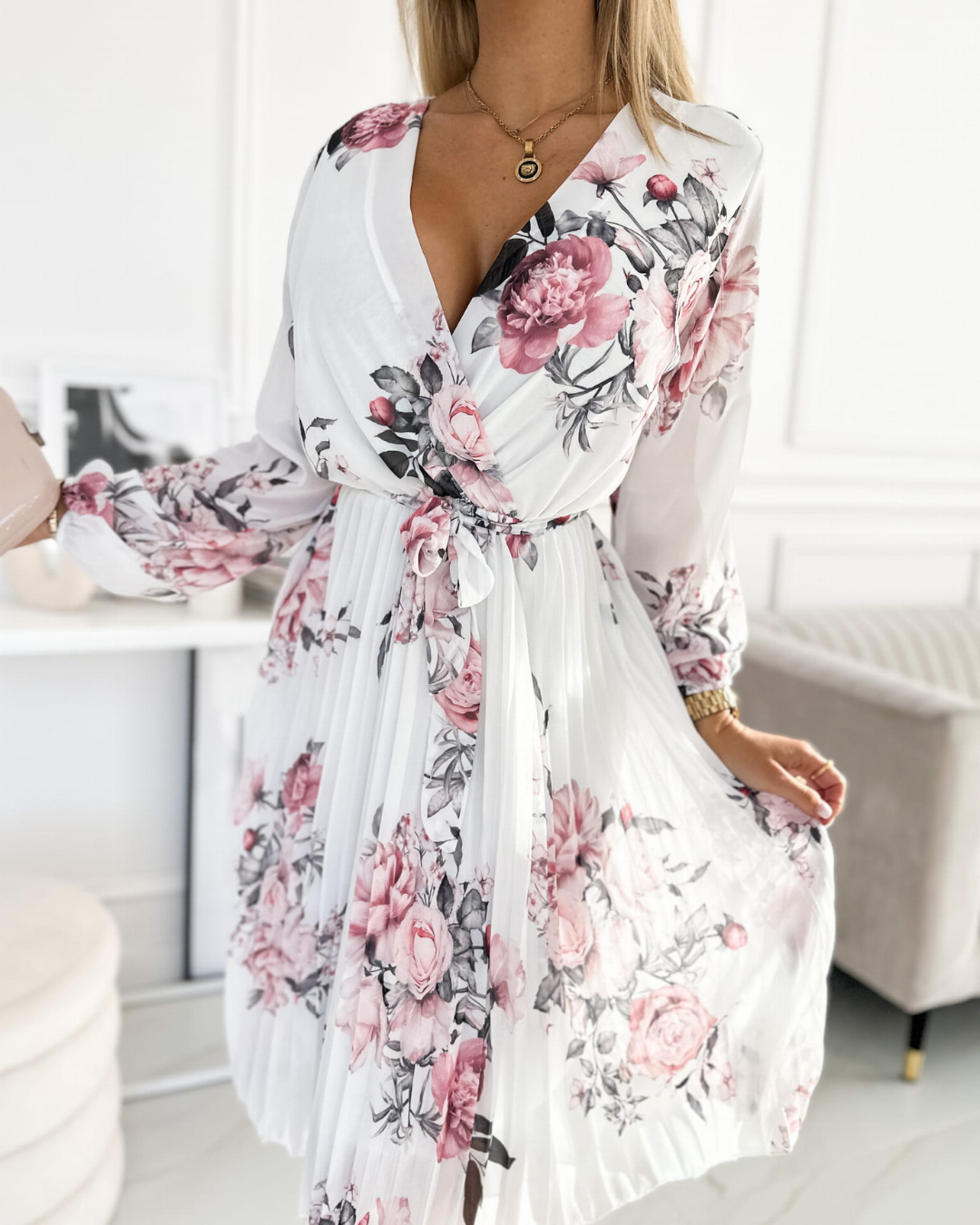 Vestido branco floral para mulher com decote em V e cinto