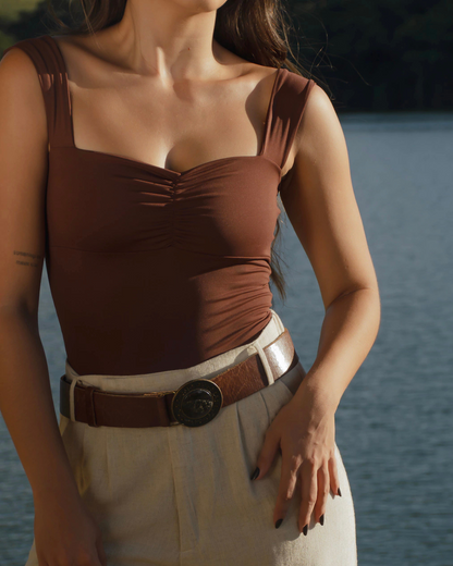 Top Feminino de Alças Largas com Decote em Folhos e Corte Justo