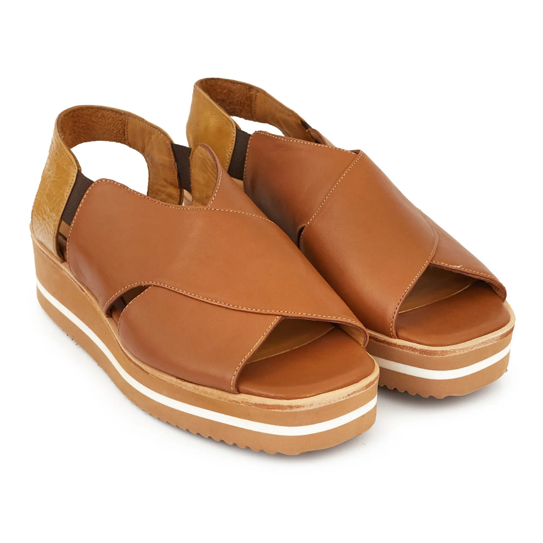 Sandália com ajuste elástico e sola ergonómica grossa