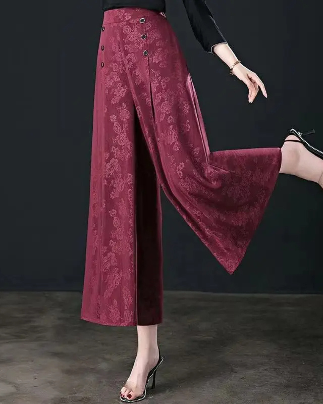 Calças Tipo Palazzo com Flores e Botões