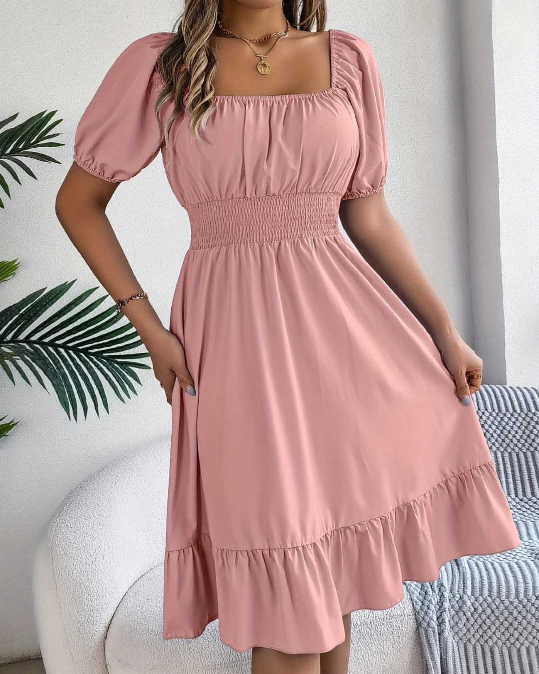Vestido Elegante com Mangas Bufantes e Decote Quadrado