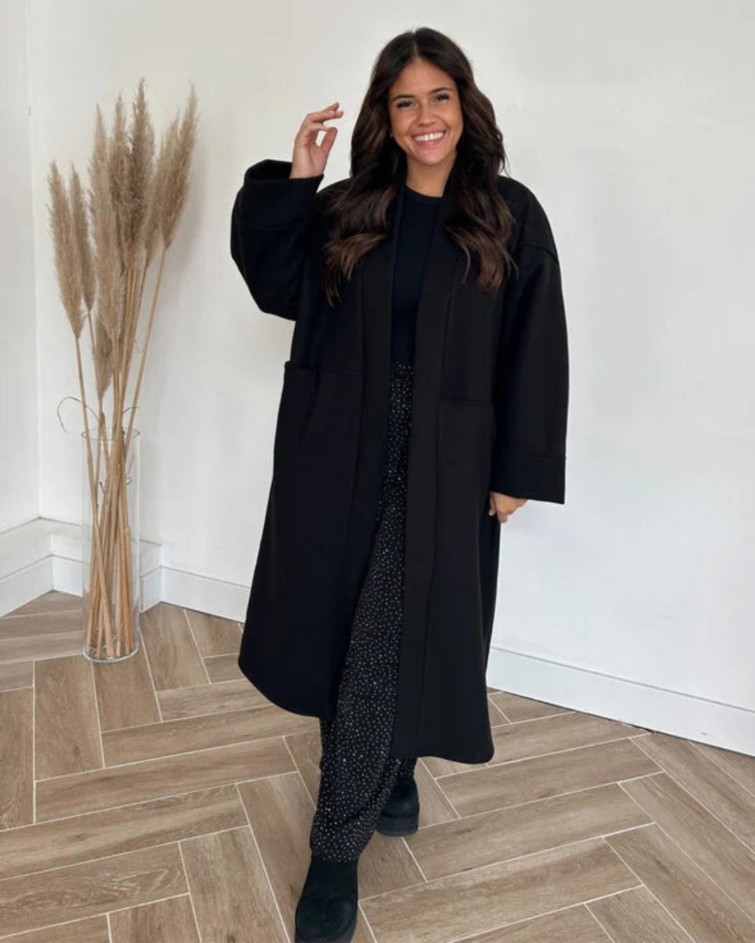 Casaco Comprido com Bolsos à Frente e Estilo Elegante