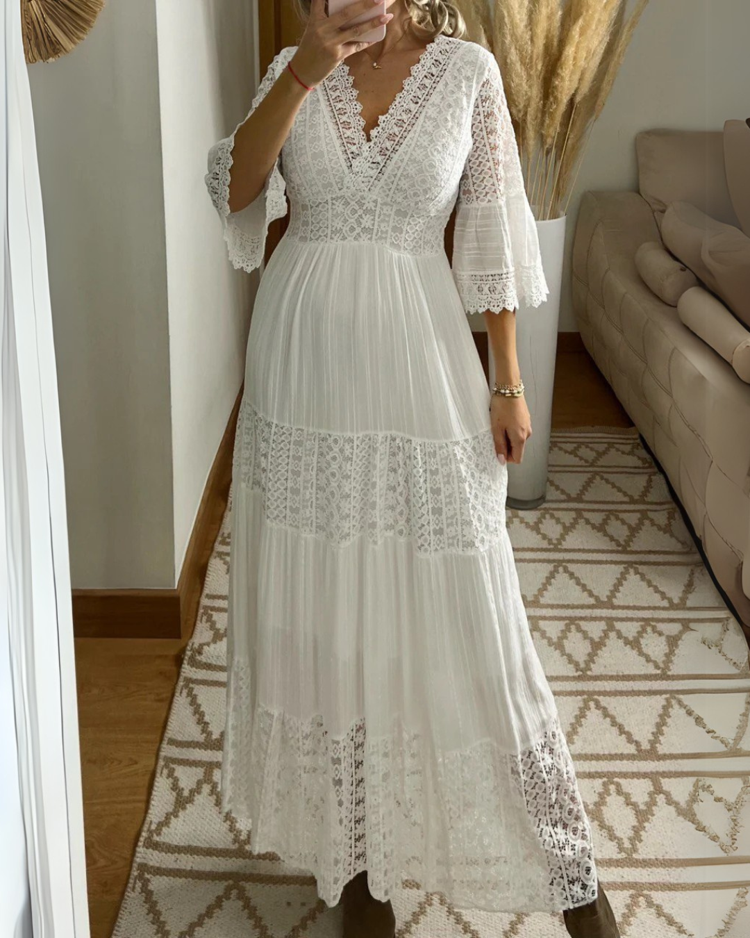 Vestido comprido de renda branco com mangas largas e design romântico