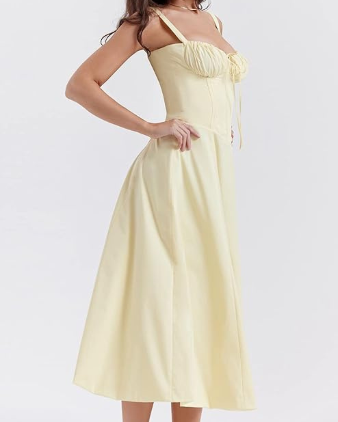 Vestido comprido com silhueta romântica e decote delicado