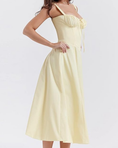 Vestido comprido com silhueta romântica e decote delicado