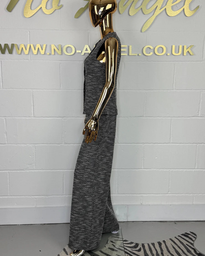 Conjunto de Colete Sem Mangas e Calças com Botões Dourados e Franjas