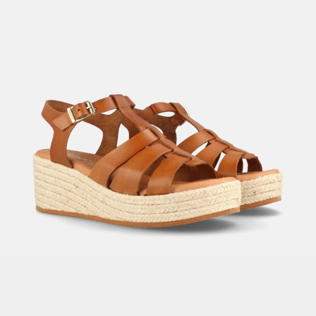 sandálias de mulher com plataforma de esparto e tiras cruzadas