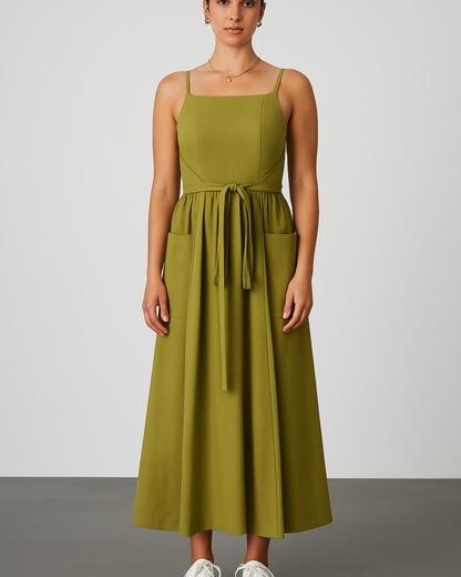 Vestido largo com alças finas e bolsos frontais