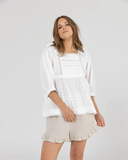 Blusa com decote quadrado em renda e mangas 3/4 compridas bufantes com punhos abotoados