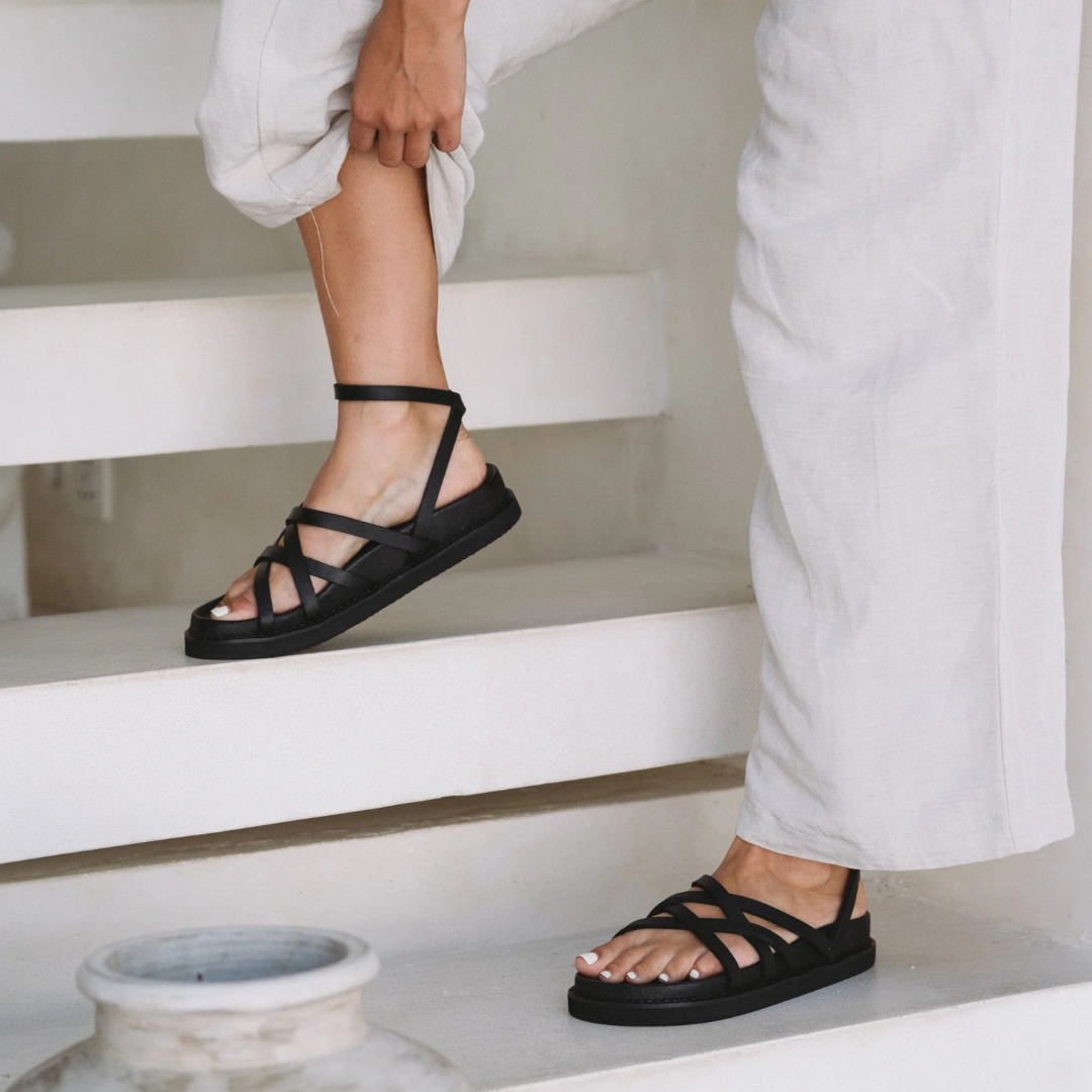 Sandálias de cano baixo com tiras cruzadas