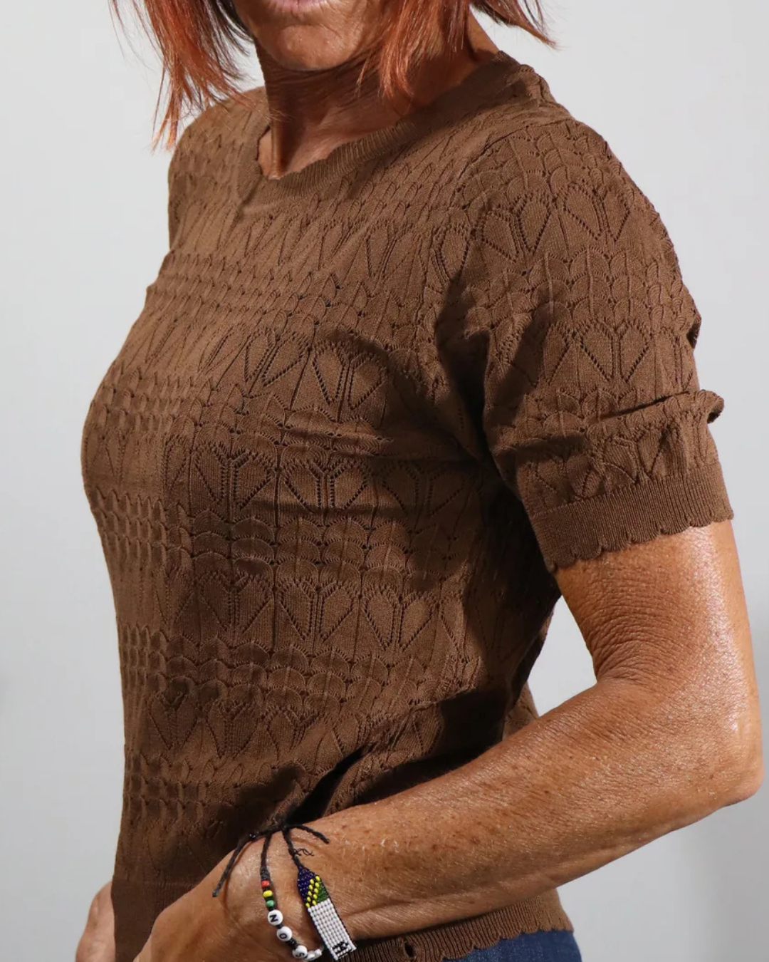 Camisola de Manga Curta Castanha com Tecido de Malha Aberto e Gola Redonda
