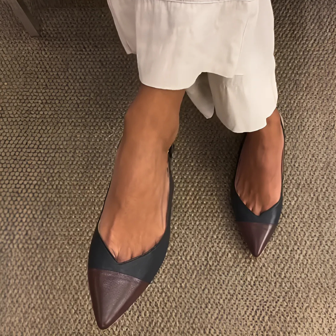 Sandálias rasas com tiras ajustáveis e biqueira fechada