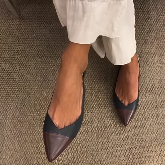 Sandálias rasas com tiras ajustáveis e biqueira fechada