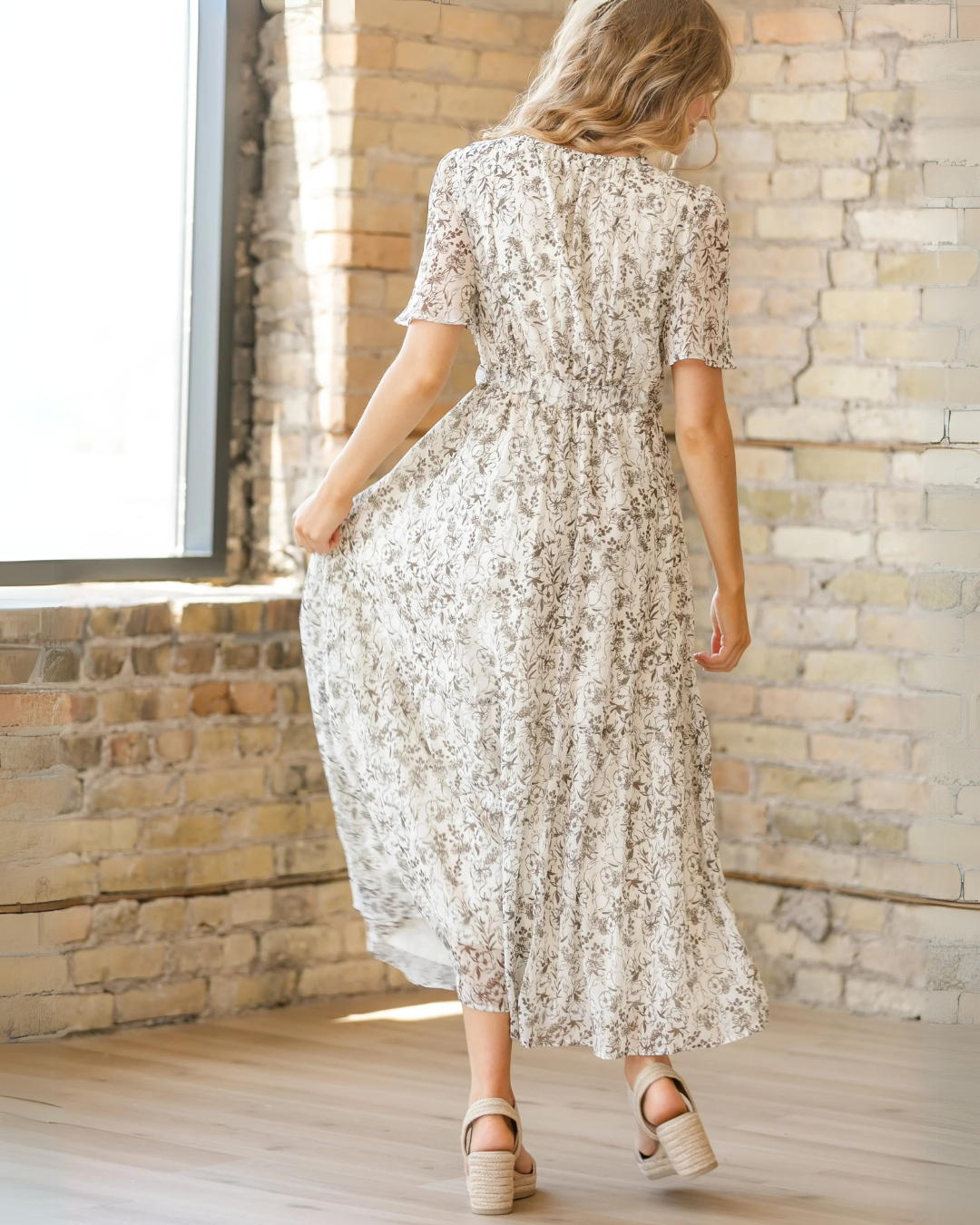 Vestido comprido floral com decote em V e mangas curtas em estilo romântico