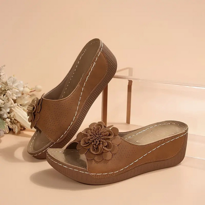 Sandálias de plataforma florais bordadas à mão com um elegante e leve salto de cunha