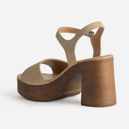 Sandália de Plataforma em Pele com um Design Elegante e Versátil