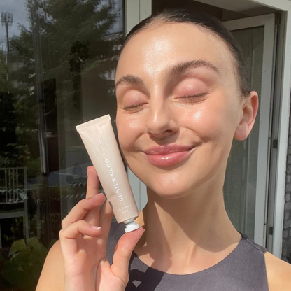 Fórmula em Creme Leve e Hidratante para um Acabamento Radiante e Natural