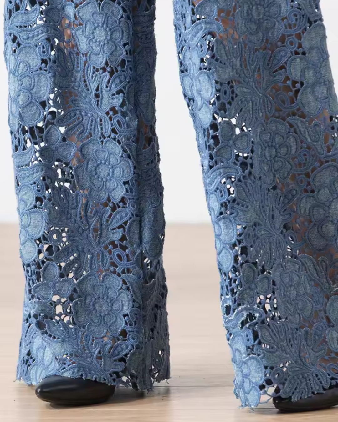 Calças de ganga de cintura média para mulher com botões e remendos de renda