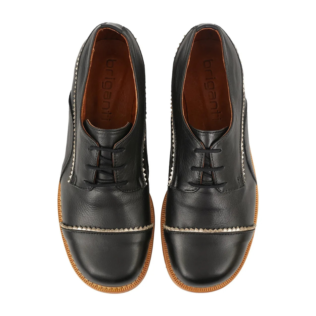 Sapatos de couro de mulher com salto baixo