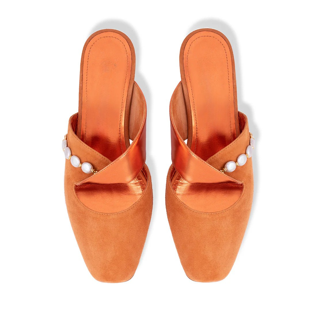 Sandálias elegantes com biqueira fechada e pérolas decorativas