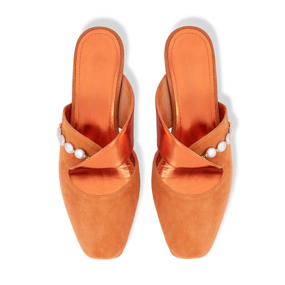 Sandálias elegantes com biqueira fechada e pérolas decorativas