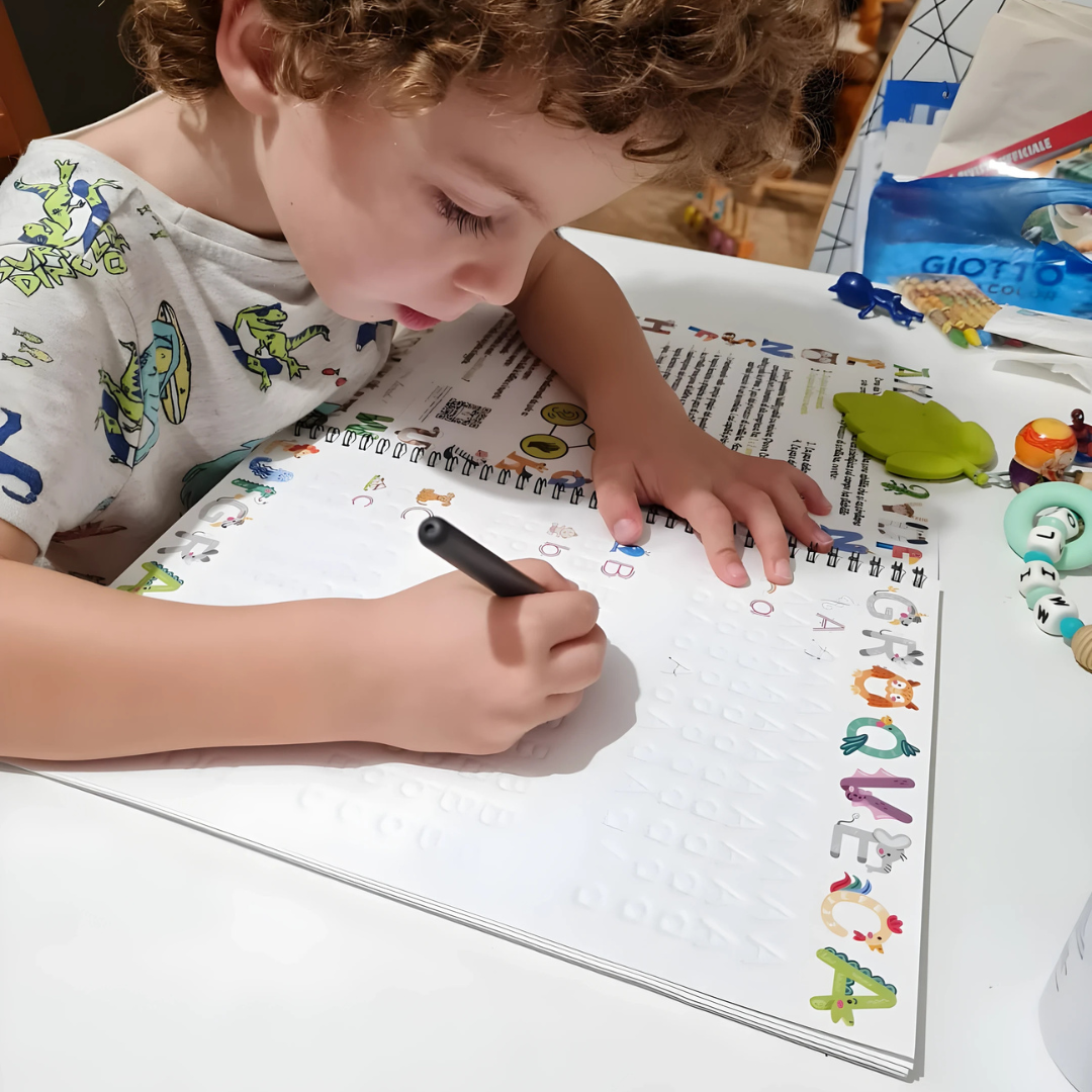 Manuais de escrita com ranhuras guiadas e tinta mágica para a aprendizagem