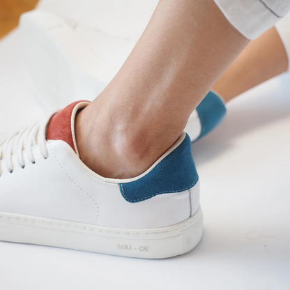 Sapatilhas Urbanas em Pele Branca com Pormenores Contrastantes e Sola Confortável