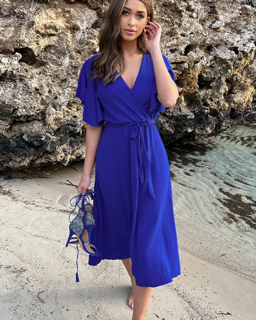 Vestido casual com decote em V, ajuste elástico e laço a condizer