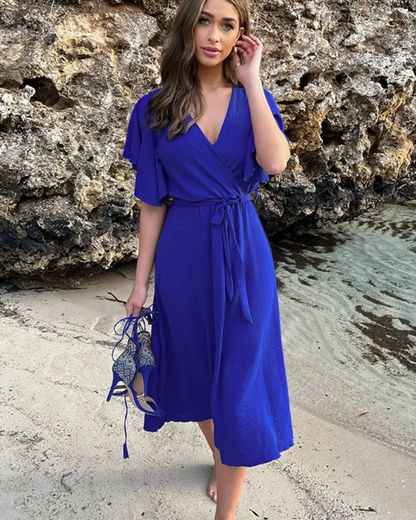 Vestido casual com decote em V, ajuste elástico e laço a condizer