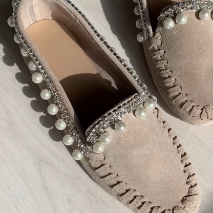 Mocassins ergonómicos com detalhes em pérolas e diamantes
