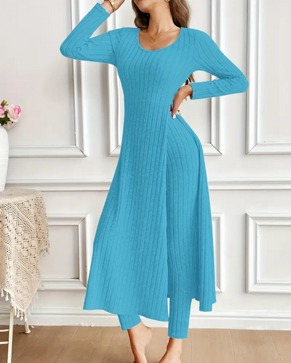 Conjunto de duas peças com camisa de manga comprida com gola redonda e calças para mulher