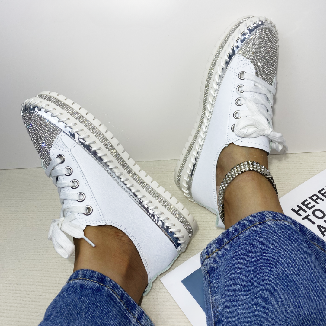 Sapatos com Pedras Brilhantes e Solas Grossas para um Toque de Brilho Elegante